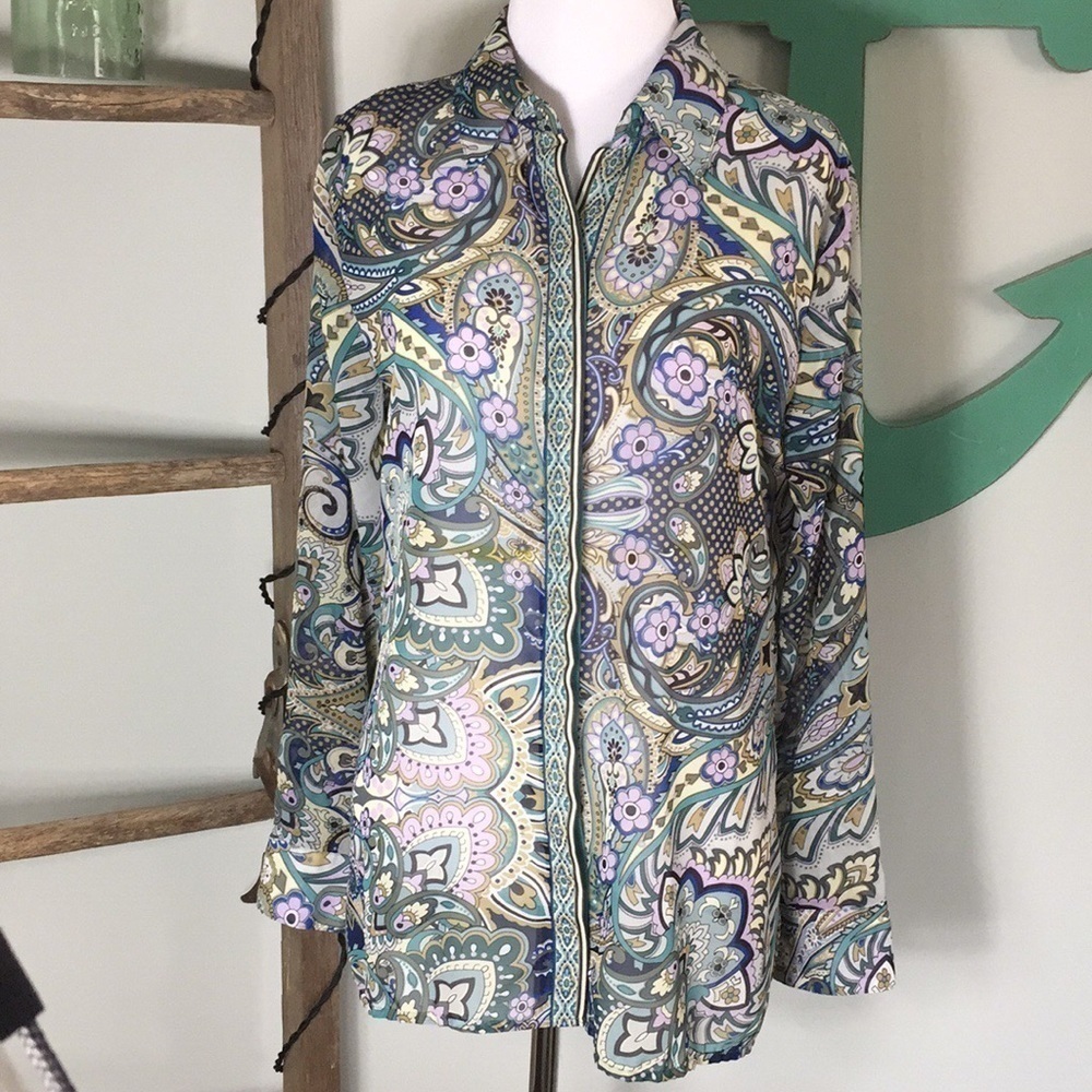 Chico’s semi shear top. (Chico’s size 0)